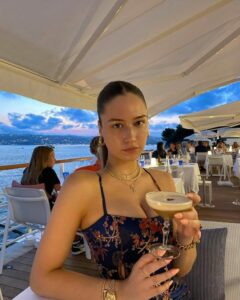 Elsie Hewitt Height, Age, Boyfriend, Family, Biography » StarsUnfolded