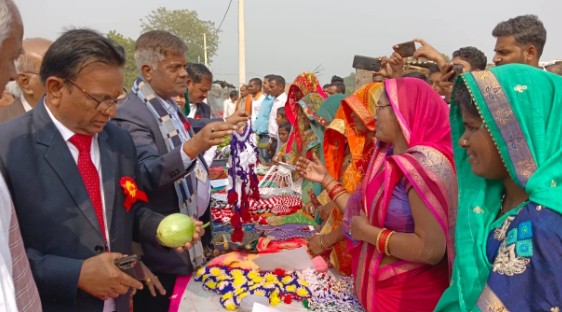Heera Lal Patel while interacting with the villagers during an event organised by Model गाँव