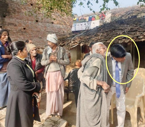 Heera Lal Patel while interacting with the villagers