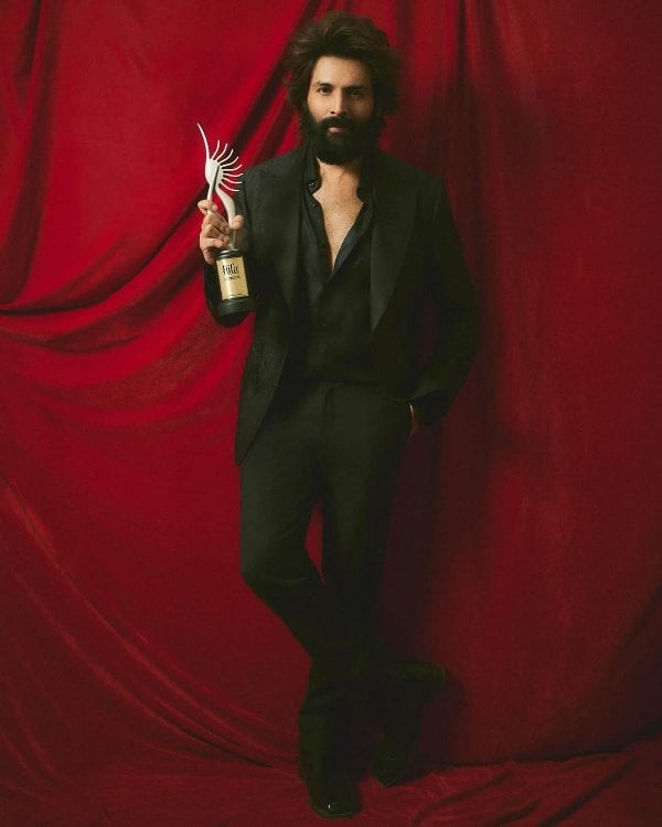 Kartik Aaryan, after winning the Best Actor award for 'Bhool Bhulaiyaa 3' at the 25th International Indian Film Academy Awards (IIFA)