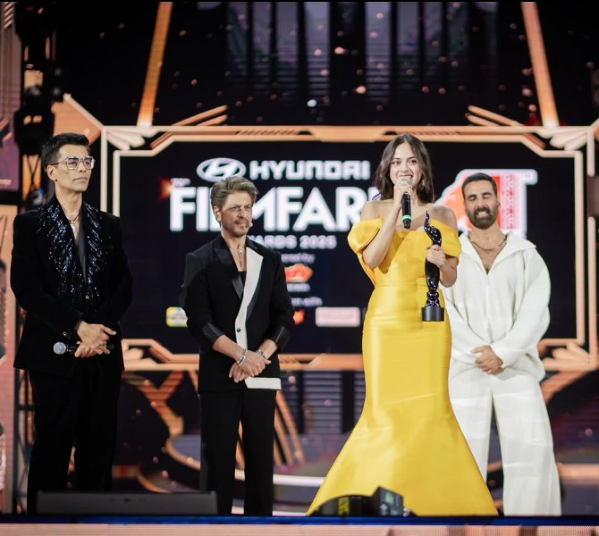 Nitanshi Goel, after receiving the Best Female Debut award from Shah Rukh Khan at the 70th Filmfare Awards