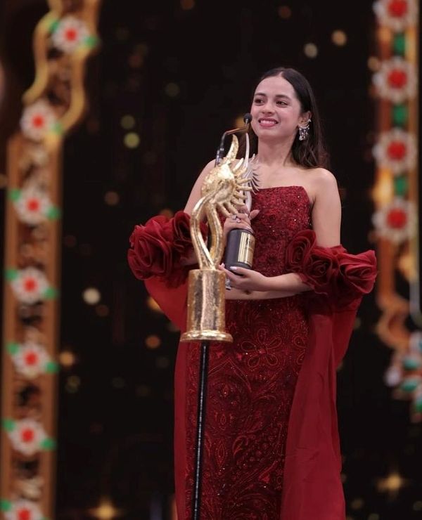 Nitanshi Goel, after winning an award at the 25th International Indian Film Academy Awards (IIFA)