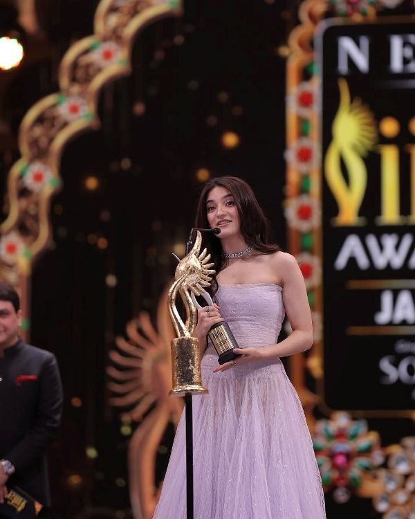 Pratibha Ranta, after winning an award at the 25th International Indian Film Academy Awards (IIFA)
