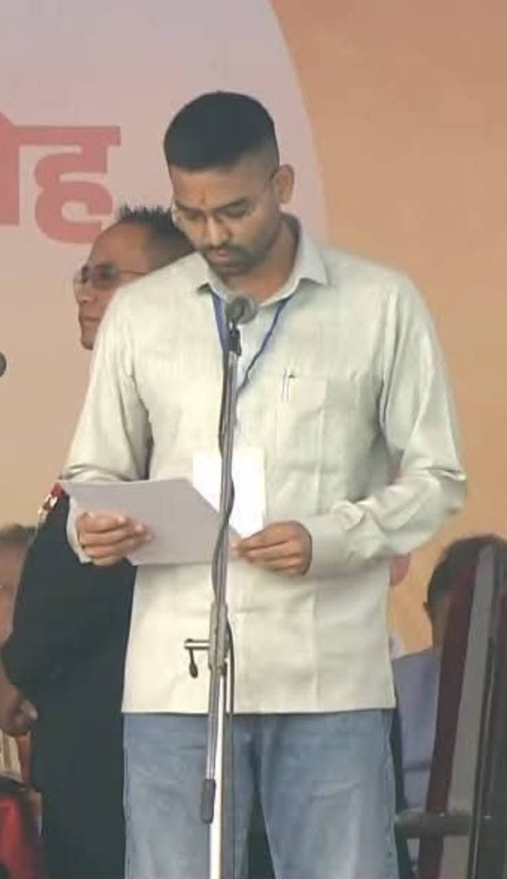 Deepak Prakash taking oath as a minister