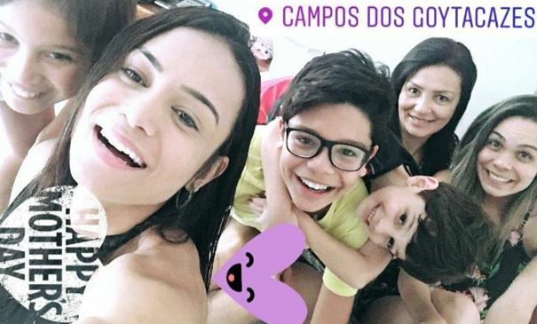 Diana Areas with her sister