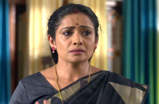 Meera Vasudevan as Sumithra in the Malayalam soap opera Kudumbavilakku (2020