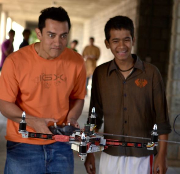 Rahul Kumar with Aamir Khan during a scene of 3 Idiots