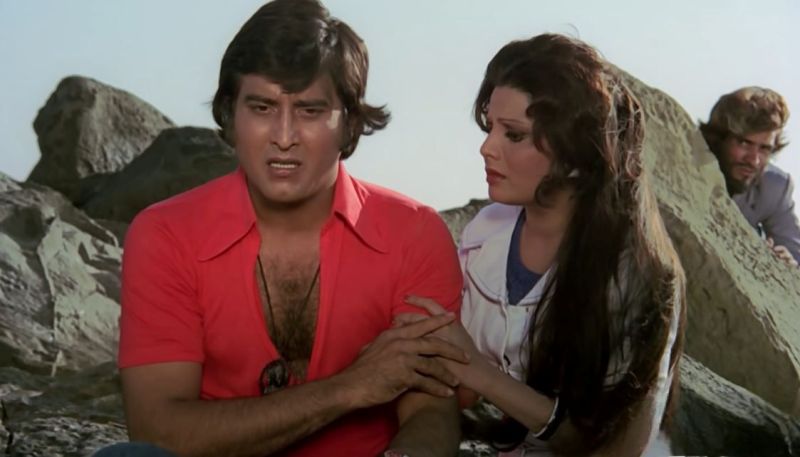 Sulakshana Pandit (as Asha) and Vinod Khanna (as Ajay) in a still from the film 'Hera Pheri' (1976)