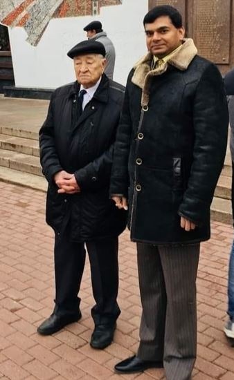 Abhay Kumar Singh campaigning in Kursk (right)