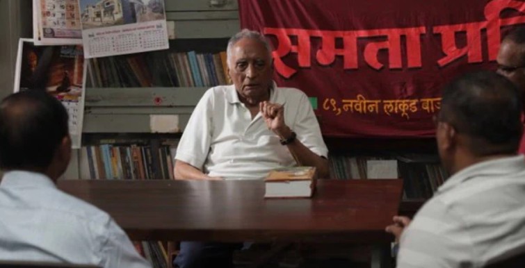 Baba Adhav while delivering a lecture at his office