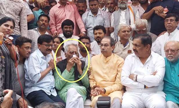Baba Adhav with Uddhav Bal Thackeray during his protest against alleged misuse of EVMs in the state polls, at Phule Wada, in Pune