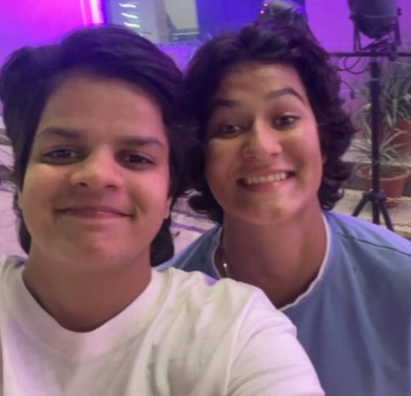 Deeya Yadav posing with Shafali Verma