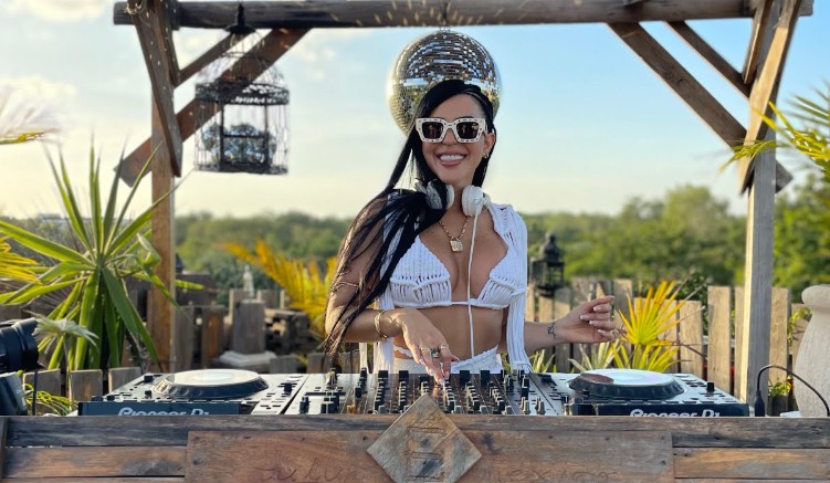 Jimena Araya while working as a DJ