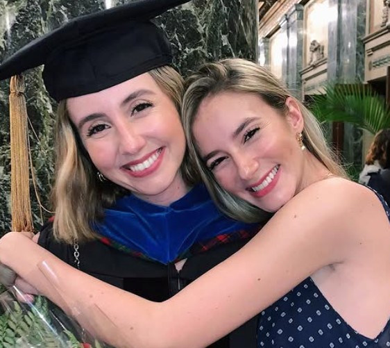 Luana Lopes Lara with her sister