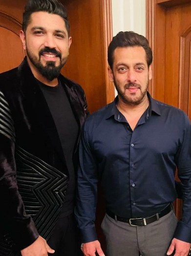 Saurabh Luthra posing with Salman Khan