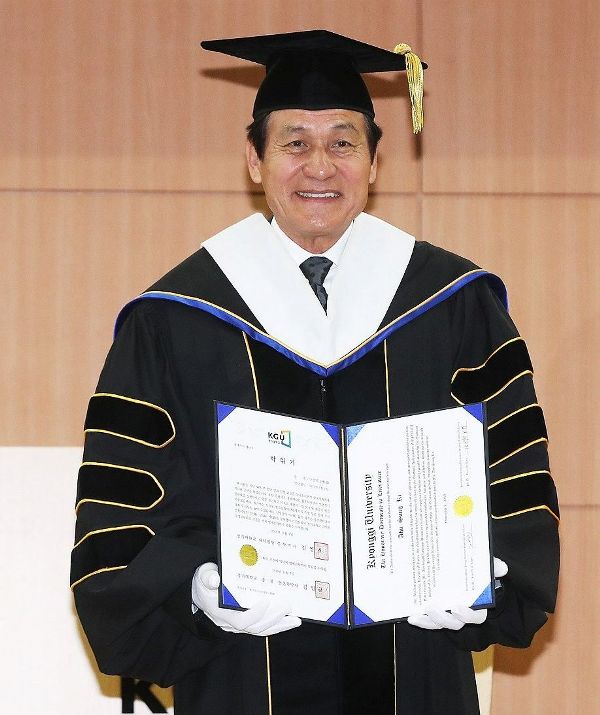 Ahn Sung-ki after receiving an honorary doctorate from from Kyonggi University in 2019
