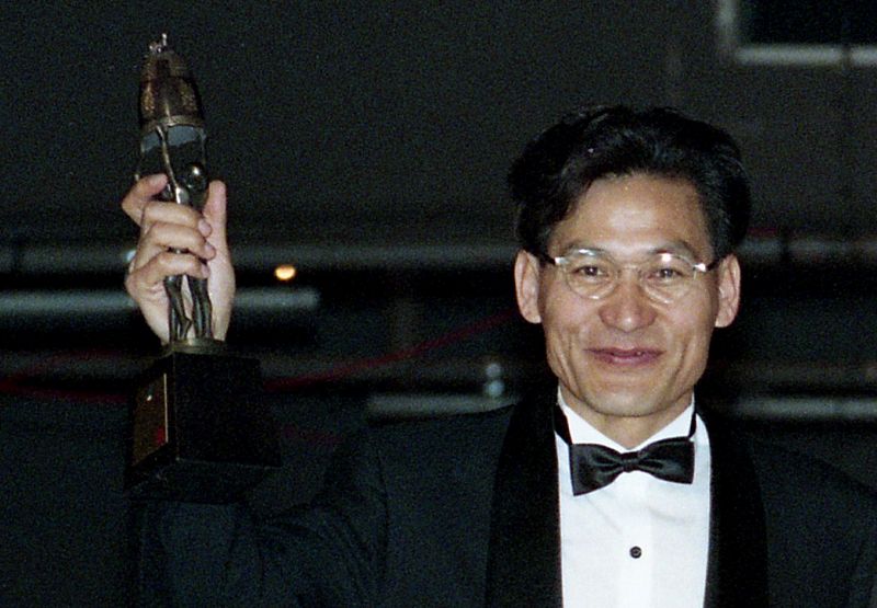 Ahn Sung-ki after winning an award