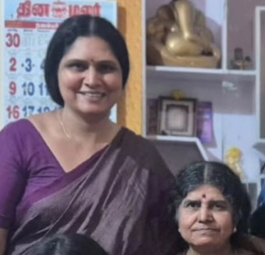 Asha Raghu with her mother