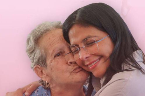 Delcy Rodríguez with her mother