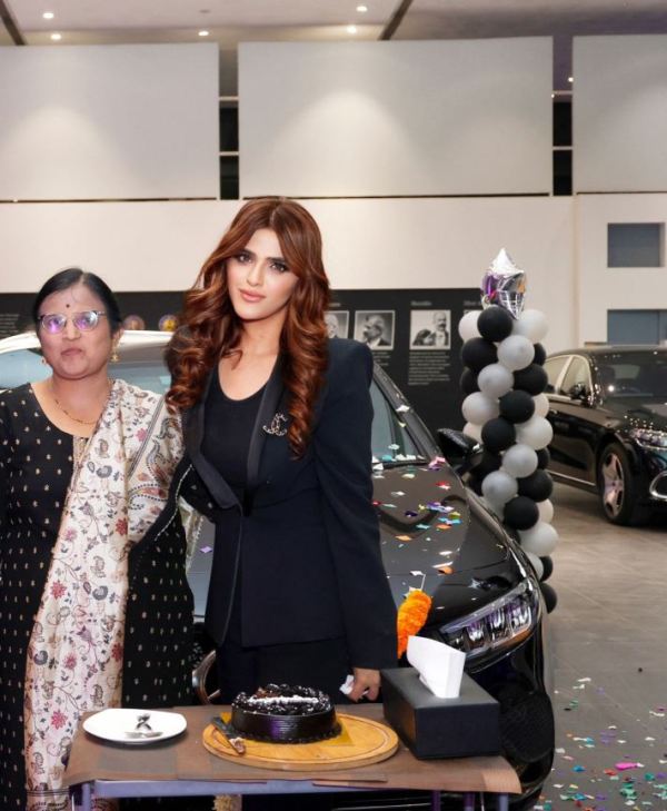 Manasi Shrikrishna Pawar with her mother