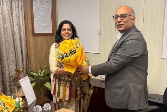 Nandini Chakraborty being greeted by Manoj Pant after she was appointed as the Chief Secretary of West Bengal