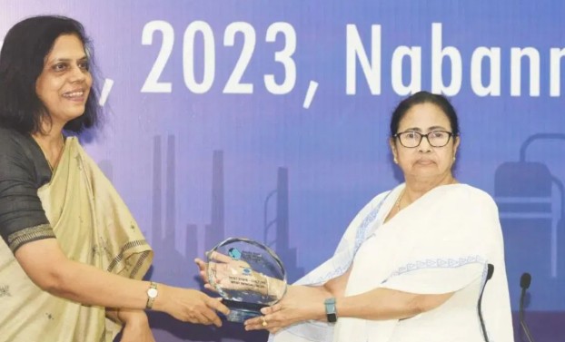 Nandini Chakraborty posing with Mamata Banerjee