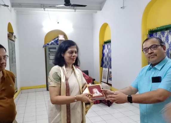 Nandini Chakraborty while receiving an honour