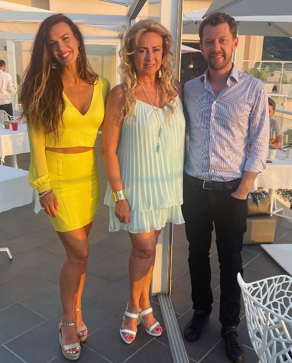 Natalie Burn with her mother and brother