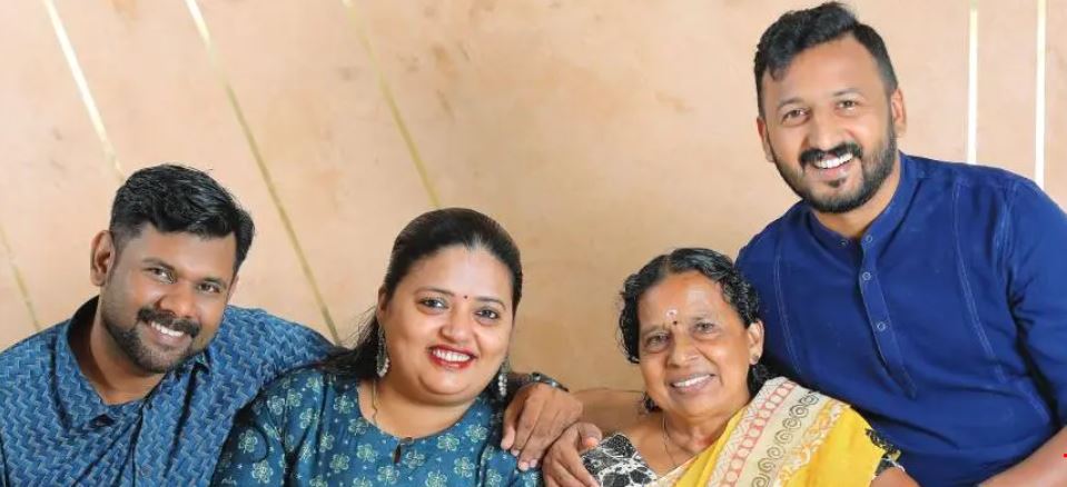 Rahul Mamkootathil (extreme right) with his brother, sister- in-law and mother