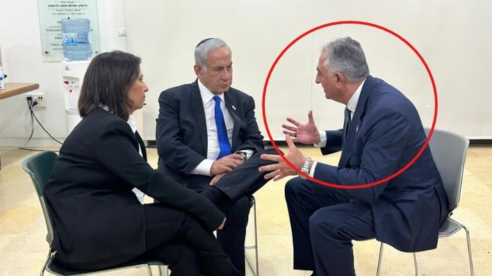Reza Pahlavi during his visit to Israel while talking to Benjamin Netanyahu