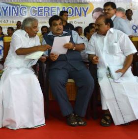 V. K. Ebrahim Kunju (right) with Nitin Gadkari (middle) and Oommen Chandy (left)