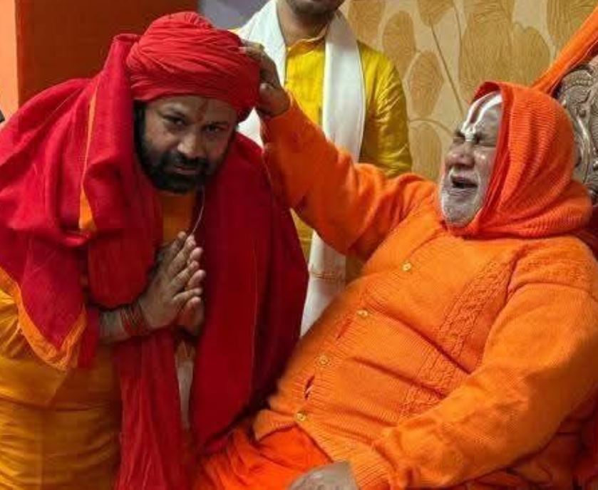 Ashutosh Maharaj, while taking the blessing of Jagadguru Ramanandacharya Swami