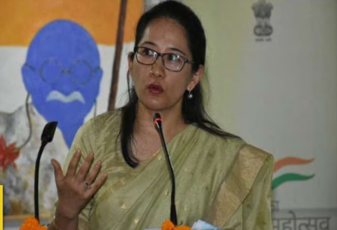 Namgya Choden Khampa while delivering a lecture at a conference