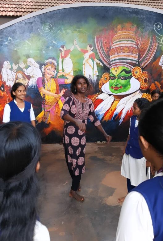 Prakrithi NV, while the teaching Paniya tribal dance to school students