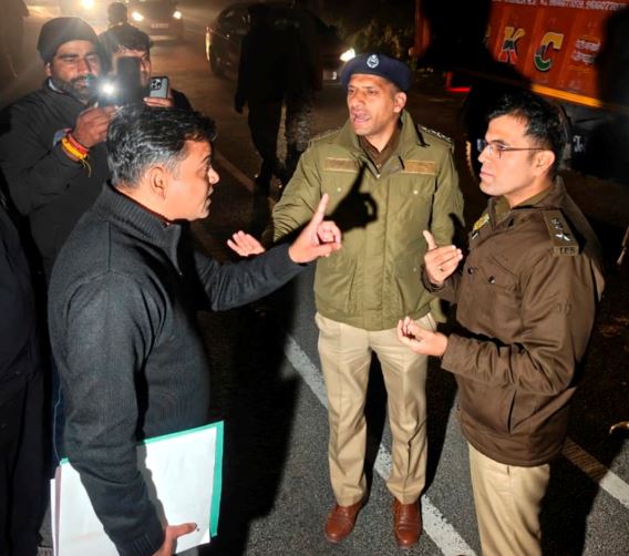 Rahul Vikram talking to Himachal Pradesh police officials