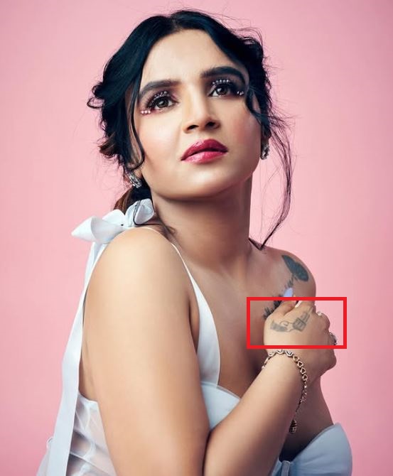 Redheemaa's right hand tattoo