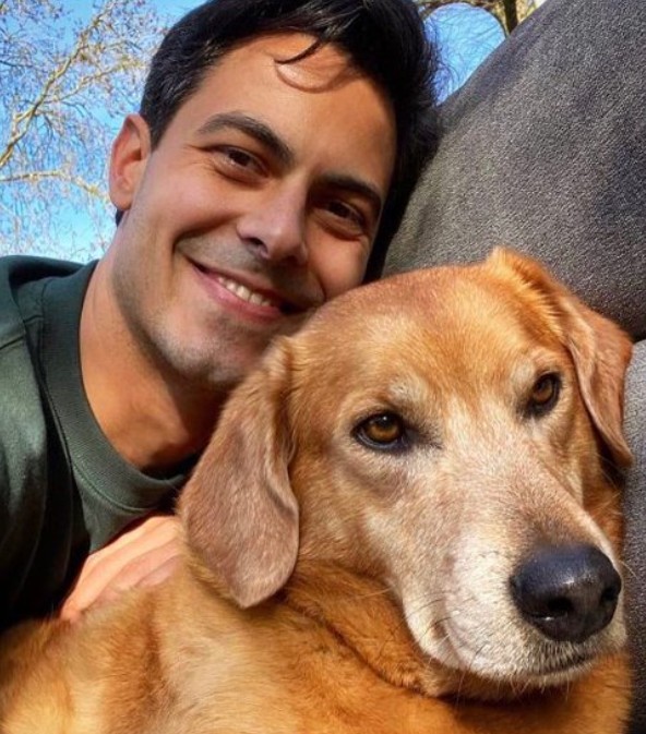 Rob Jetten posing with his pet dog