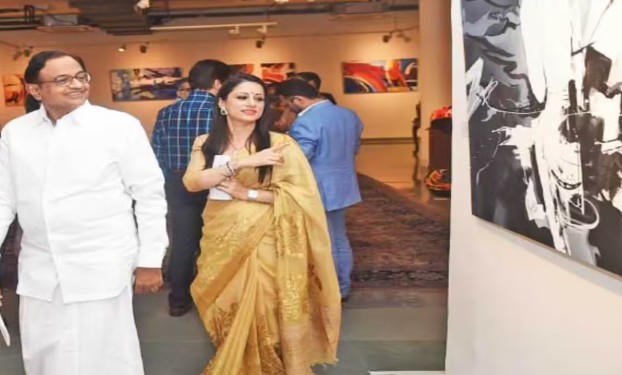 Rouble Nagi while showing her pictures to an Indian politician during her exhibition at the Rashtrapati Bhavan Museum in New Delhi