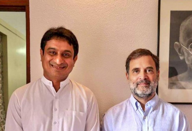 Uday Bhanu Chib posing with Rahul Gandhi after being appointed as the National President of the Indian Youth Congress (IYC)