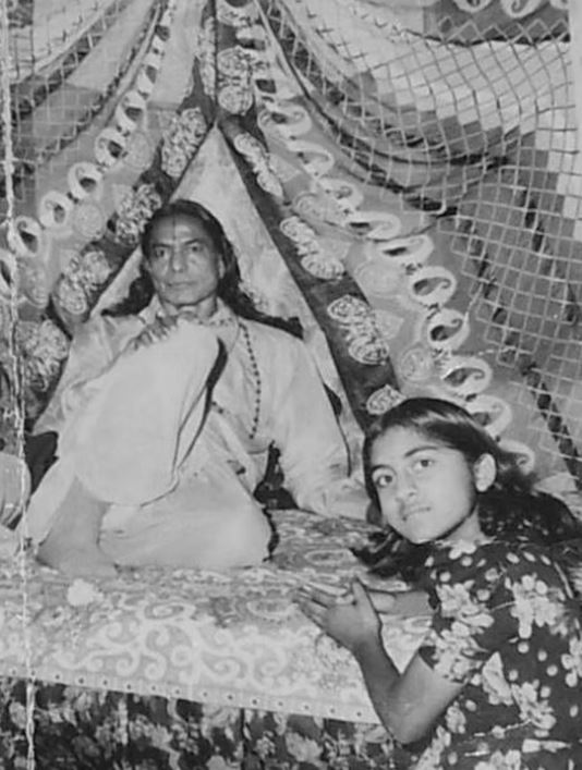 A teenage picture of Raseshwari Devi Ji with Jagadguru Shri Kripalu Ji Maharaj