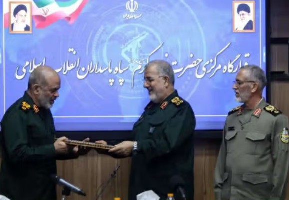 Ahmad Vahidi (left) while receiving his decree from Major General Mohammad Pakpour, the commander of Iran’s Islamic Revolutionary Guard Corps (IRGC) on 31 December 2025