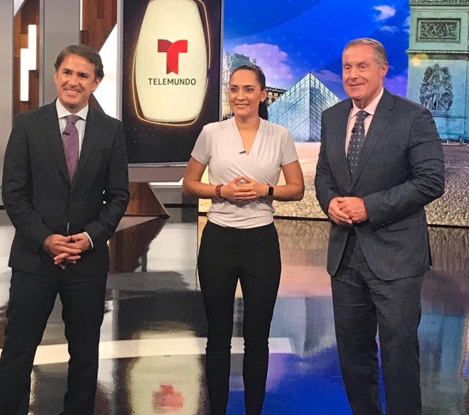 Amelia Valverde (middle) while anchoring a show on Telemundo Deportes, a sports channel dedicated to football in Costa Rica