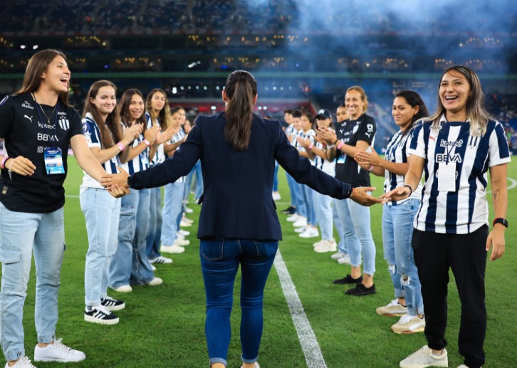 Amelia Valverde while instructing a football team
