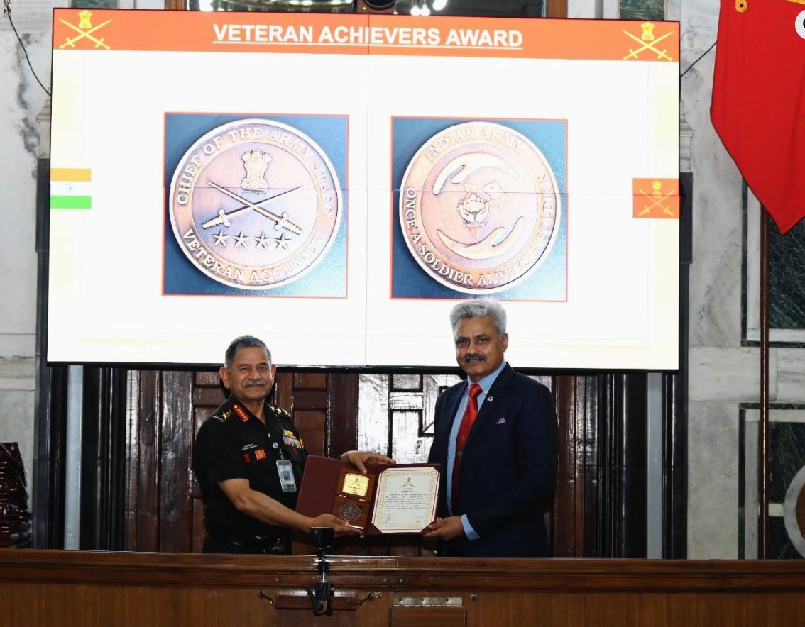 Colonel Bhupinder Shahi (right), while receiving his Veteran Achievers Award
