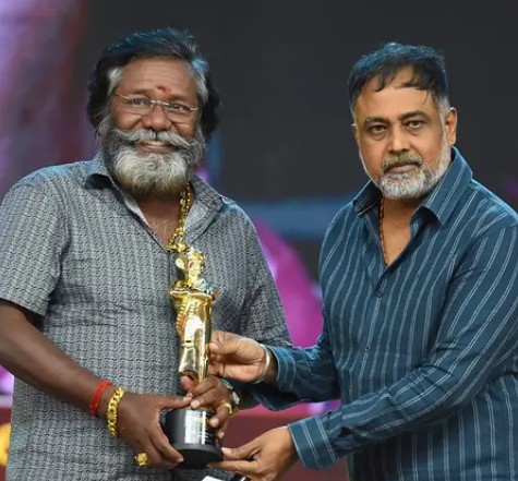 Karunas while receiving Best Supporting Actor award at Vikatan Awards
