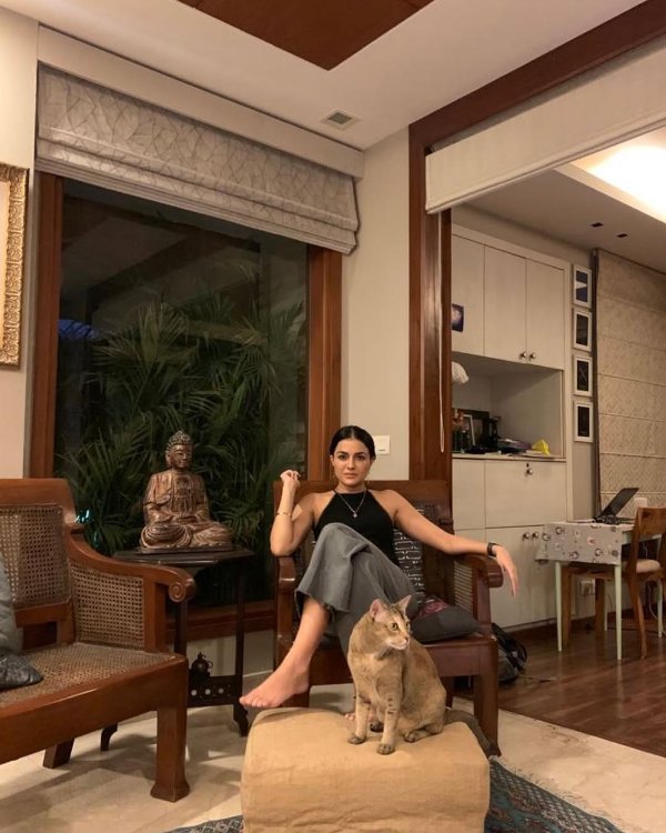 Kirat Bhattal posing with her pet cat