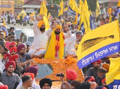 Laljit Singh Bhullar with Bhagwant Mann during an election campaign