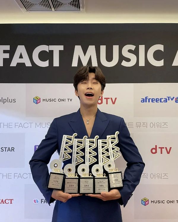 Lim Young-woong posing with the awards he won at the 5th The Fact Music Awards (2022)
