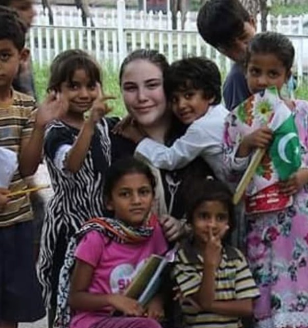 Mahnoor Omer posing with some underprivileged children of her foundation