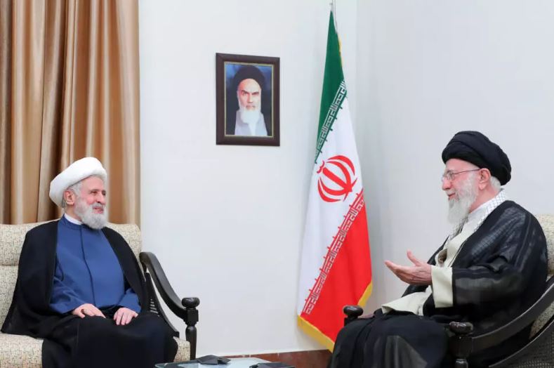 Naim Qassem (left) with Iranian supreme leader Ali Khamenei (right)